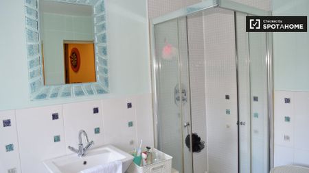 Room in shared 2-bedroom apartment in Donnybrook, Dublin - Photo 4