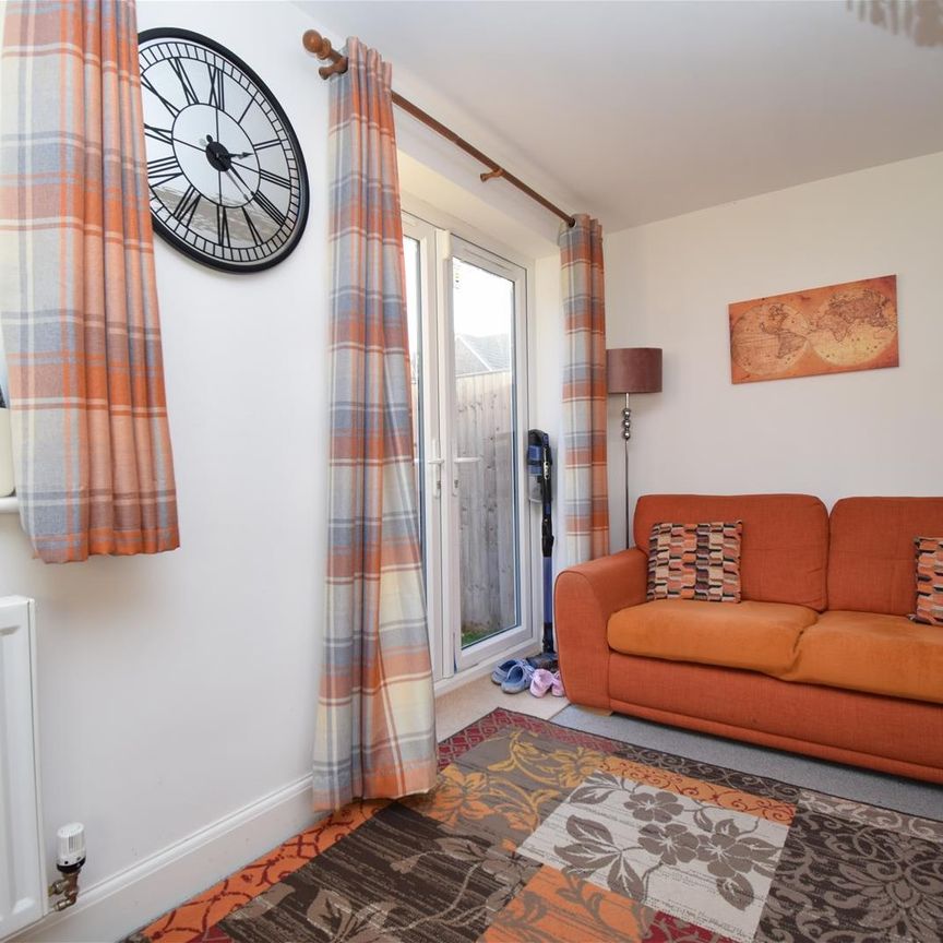 The Fouracres, Wakefield - Photo 1