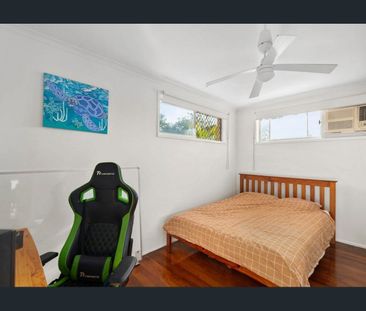 Large Family Home with a pool - Photo 6