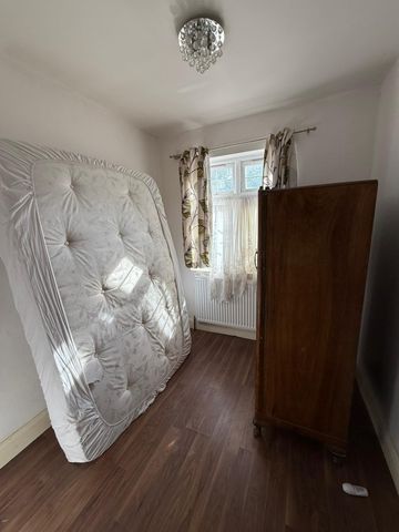 Single bedroom to rent close to Seven Kings station- £550 pcm - Photo 2