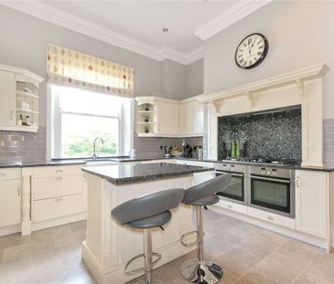 An elegant Victorian house with a spacious garden. - Photo 1