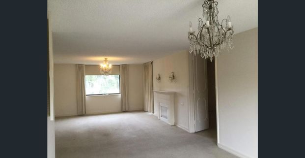 Spacious 2nd Level, 3 Bedroom Apartment with Lovely Views overlooking UNI SA Sports ground - Photo 1