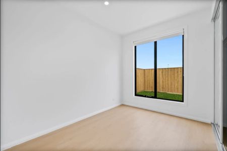 Stylish 4-Bedroom Family Home with Sunroom & Kitchenette – Prime Wollert Location - Photo 4