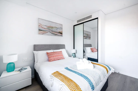 Tailored for professionals seeking space, style & security - short term rental available, minimum 3 months, Fully furnished - Photo 5