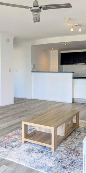 Central Surfers Paradise 100 m2 extra Large furnished 2 bedroom 2 bathroom apartment, - Photo 1