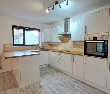 3 bedroom flat to rent - Photo 2