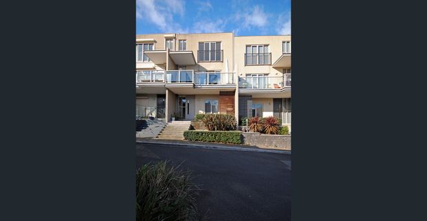 Riverside Residence - Photo 1