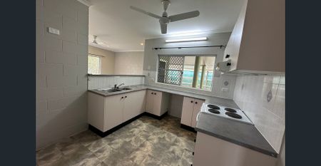 SUPERB FAMILY HOME IN QUIET CLOSE - Photo 3