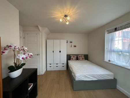 5 bedroom detached house to rent - Photo 3