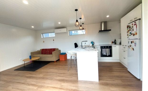 Sunny 2-Bedroom Unit with Deck and Modern Kitchen - Matua - Photo 1