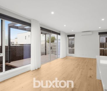 A stone’s throw from the sparkling waters of Port Phillip Bay - Photo 1