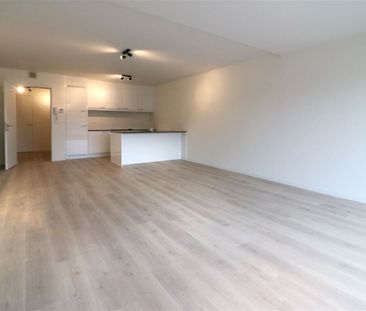 Gelijkvloers appartement met 2 slpk., terras en autostaanplaats - Photo 4