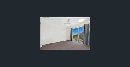 Modern 3 Bedroom Apartment with Castle Hill Views - Photo 5