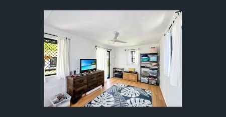 A Lovely island property with dual living ability! - Photo 2