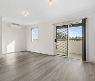 Modern 3 Bedroom Townhouse - Photo 2