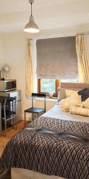 Studio to rent - Photo 1