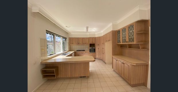 Stylish Family Home in a Prime Caulfield South Location | FLARE REAL ESTATE - Photo 1