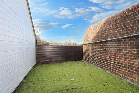 2 bedroom end of terrace house to rent - Photo 4