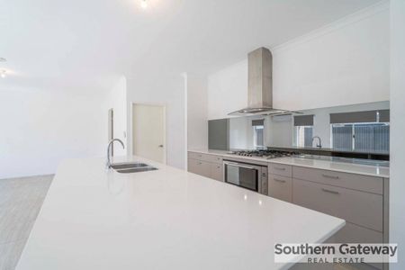 SPACIOUS FAMILY HOME PACKED WITH FEATURES!! - Photo 5