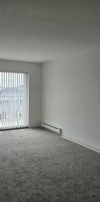 Large Bright Two Bedroom, - Photo 1