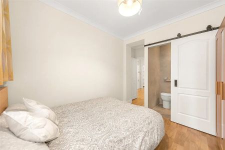 2 bedroom flat - Photo 2