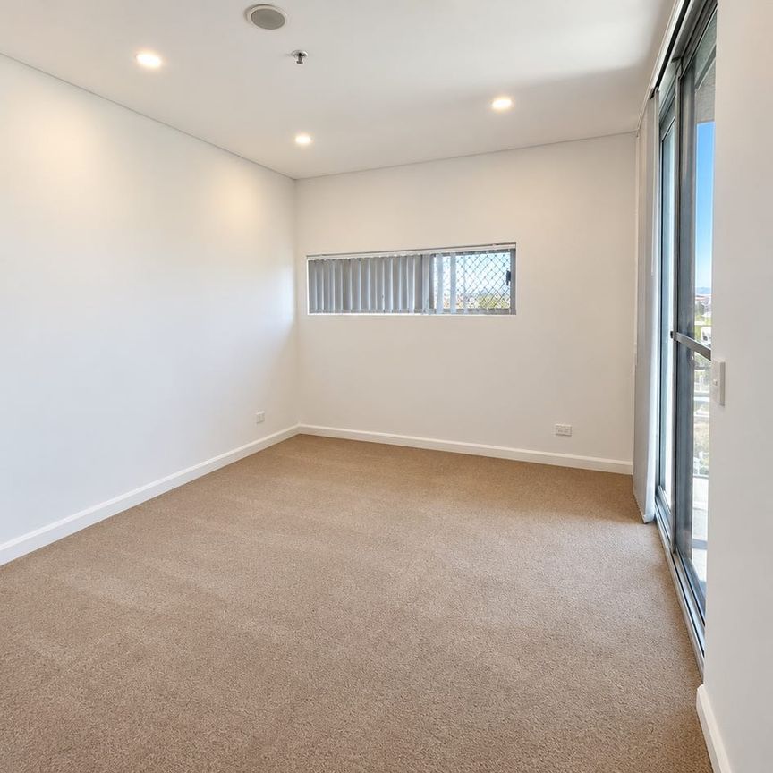 Modern Three-Bedroom Apartment with Panoramic Views - For Rent - Photo 1