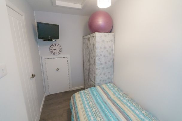 POPULAR CUL DE SAC Glenmeadows Drive - Photo 1