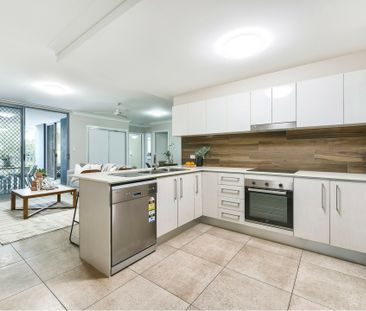 SPACIOUS, 2 BEDROOM APARTMENT WITH COURTYARD ! - Photo 5