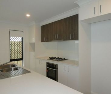 4 BED TOWNHOUSE CLOSE TO SCHOOLS, SHOPS & TRANSPORT - Photo 3