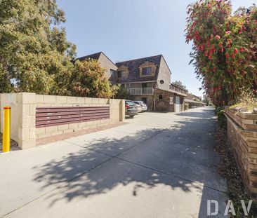 Spacious 3 Bedroom Unit - with huge backyard oasis! - Photo 1