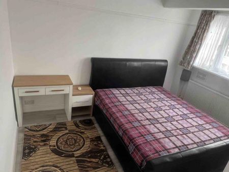 1 bedroom in a house share to rent - Photo 2