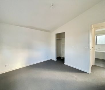 MODERN STYLISH 2 BEDROOM TOWNHOUSE - Photo 5