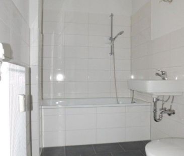 Sehr schöne 2-Zimmerwohnung im 3. OG mit Balkon und Laminat in zent... - Photo 1