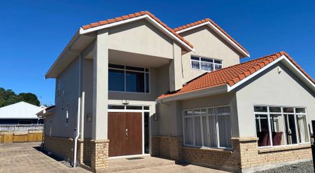 Large Executive Home - Photo 3