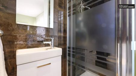 Single Bed in Room in a shared 12-bedroom apartment for rent in Castillejos. - Foto 5