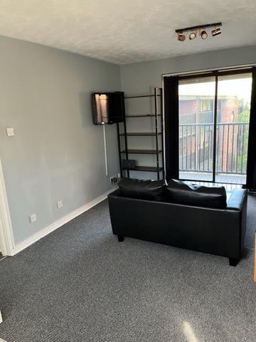 2 Bed Flat, Lenton, NG7 - Photo 3