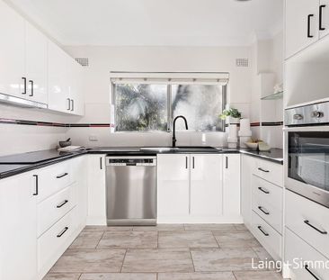 Size, light & leafy views from a peaceful rear setting - Photo 6