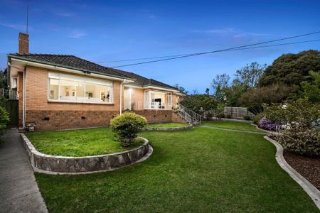 Spacious family home close to Chadstone SC - 6 month lease only - Photo 2