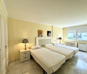 House – Semi-Detached House in The Golden Mile - Photo 5