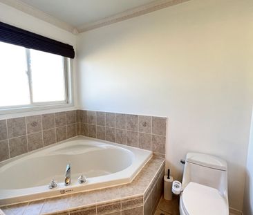 For Lease - 67 Queen Mary Drive, Brampton, Ontario - Photo 4