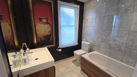 BRIGHT, PEACEFUL, SPACIOUS LARGE DOUBLE WITH SUPERKING BED NEAR TUBE - Photo 5