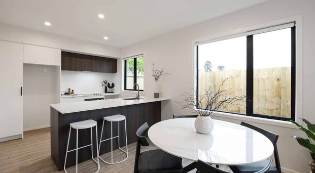 Modern 2-Bedroom, 2-Bathroom Duplex in Leamington - Photo 1