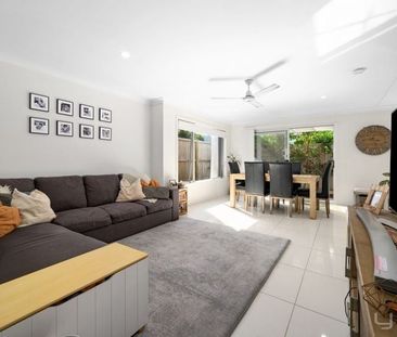 Modern townhome living with fresh upgrades - Photo 3