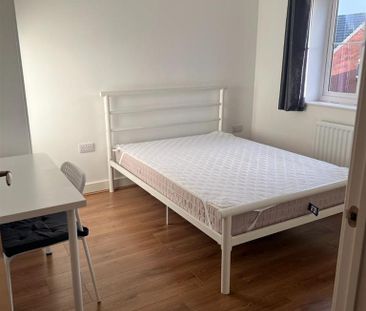 4 bedroom end of terrace house to rent - Photo 2