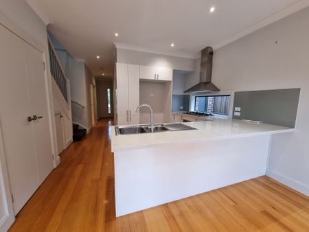 Spacious 4 Bedroom Townhouse in Clayton&period;&period;&period;&period;&period;&period; - Photo 5