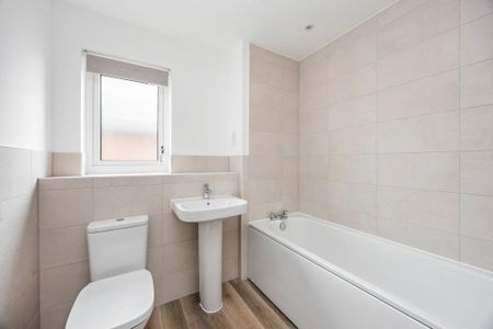 3 bedroom semi-detached house to rent - Photo 5