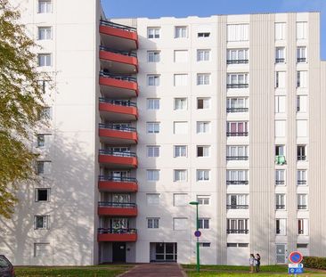 En copropriété, au 2ème d'une résidence avec ascenseur, nous vous proposons en location un appartement de type 4 comprenant un séjour avec une cuisine semi-ouverte, 3 chambres fermées, une salle de bain avec baignoire et un wc séparé. - Photo 1