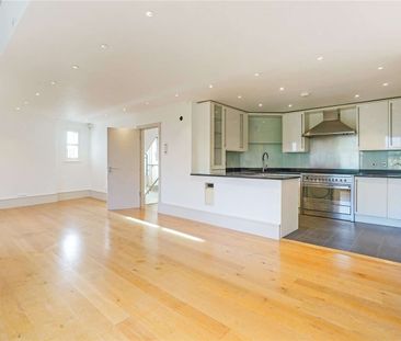 Very well presented 3 bedroom duplex apartment in an impressive period conversion close to Belsize village. - Photo 6