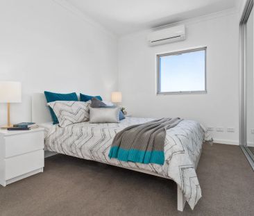 Light and bright with stunning views! - Photo 5