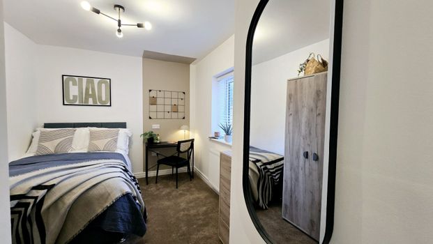 Modern Ensuite Rooms in Newly Refurbished 5-Bed - Photo 1